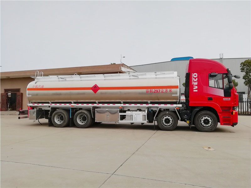 上汽紅巖29.7方前四后八鋁合金運油車，20噸運油車